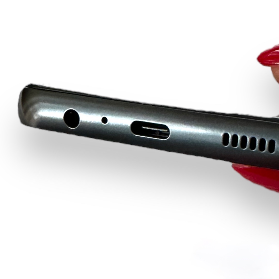 Prodajem nov telefon